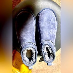 UGGS SIZE 8 eve blue classic mini ultra excellent only used once condition.